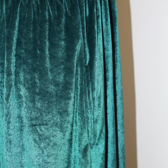 CW Classics, velvet green long sleeve dress - Picture 6 of 7
